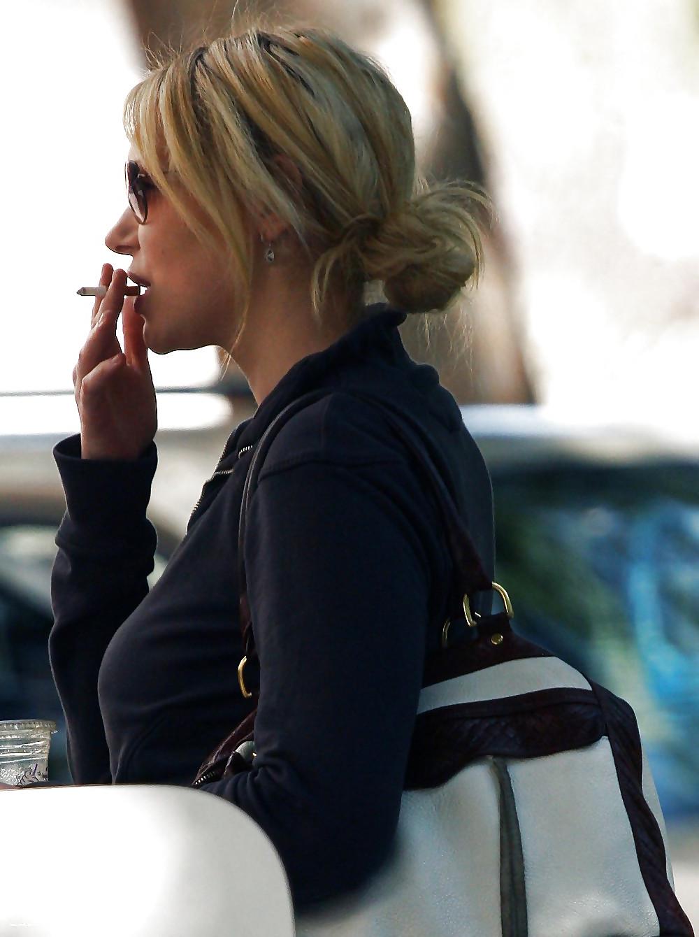 25P Laura Prepon She is a hot smoking babe.