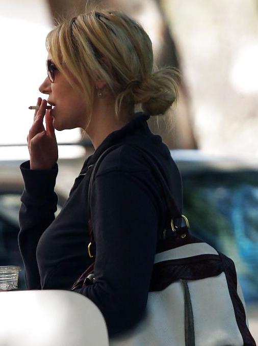 25P Laura Prepon She is a hot smoking babe.