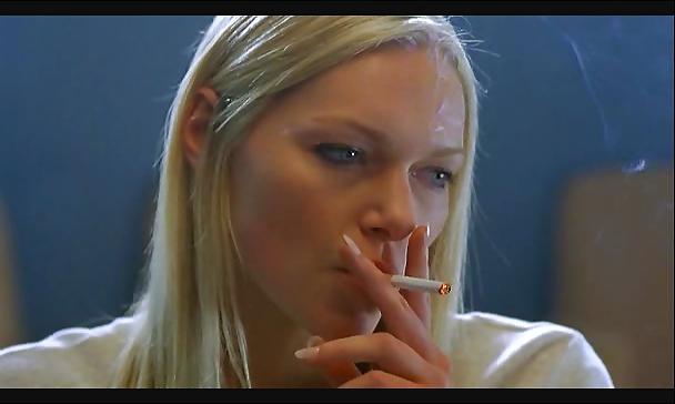 25P Laura Prepon She is a hot smoking babe.