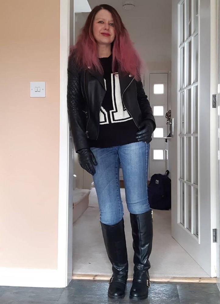 25P Insta Milfs &amp; Gilfs Wearing Boots no.13