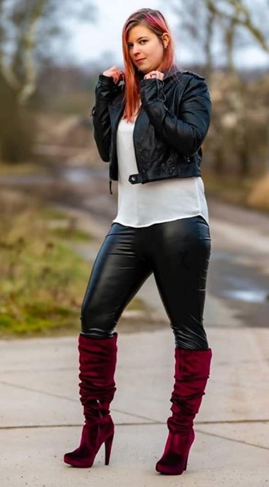 25P Insta Milfs &amp; Gilfs Wearing Boots no.13