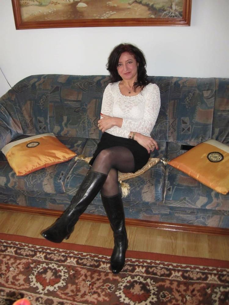 25P Milfs &amp; Gilfs wearing boots no.26