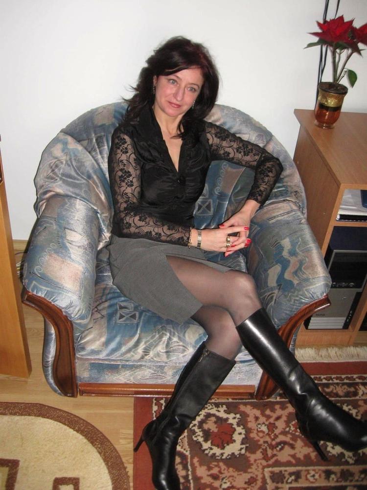 25P Milfs &amp; Gilfs wearing boots no.26