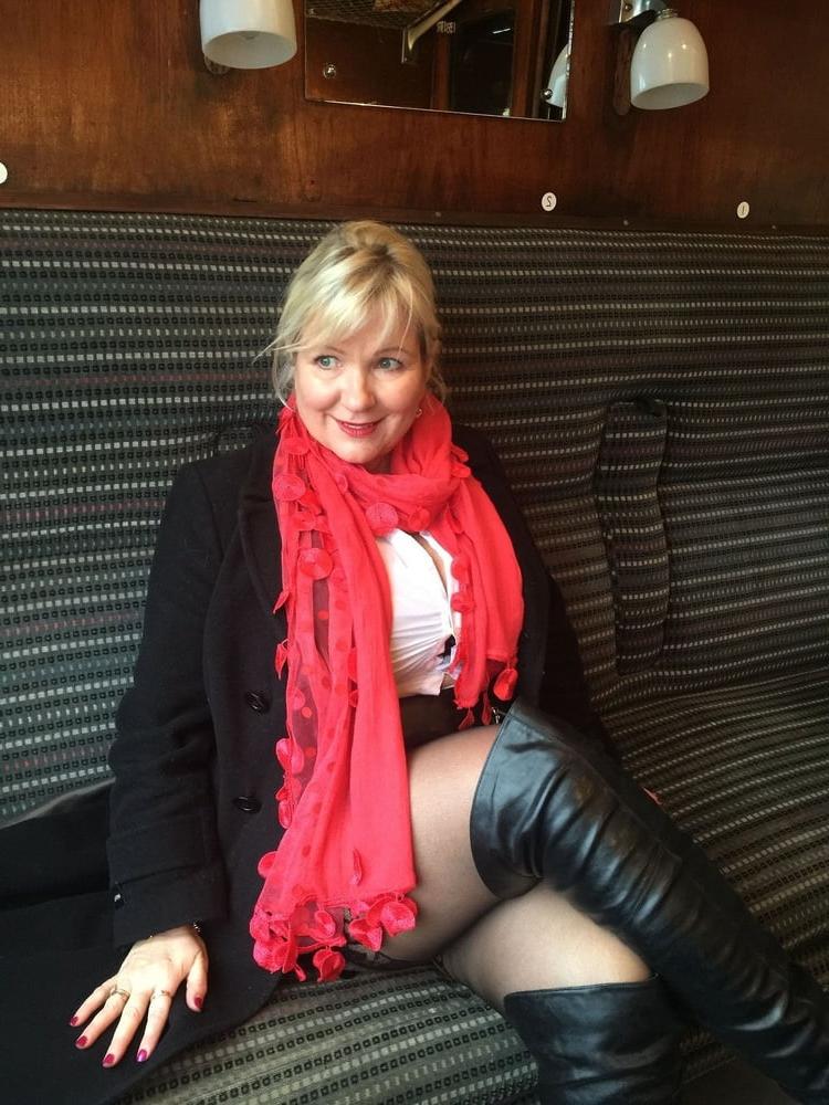 25P Milfs &amp; Gilfs wearing boots no.19