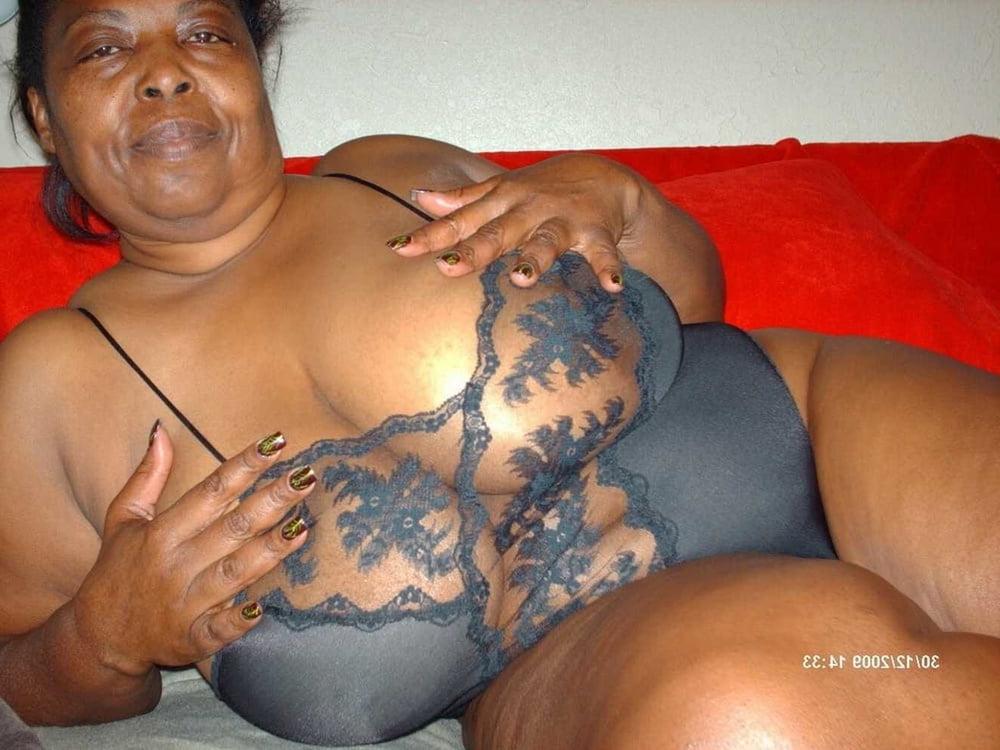 25P Black Series 01: From MILF to GILF with Matures in between