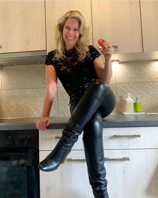 25P Milfs &amp; Gilfs wearing boots no.35