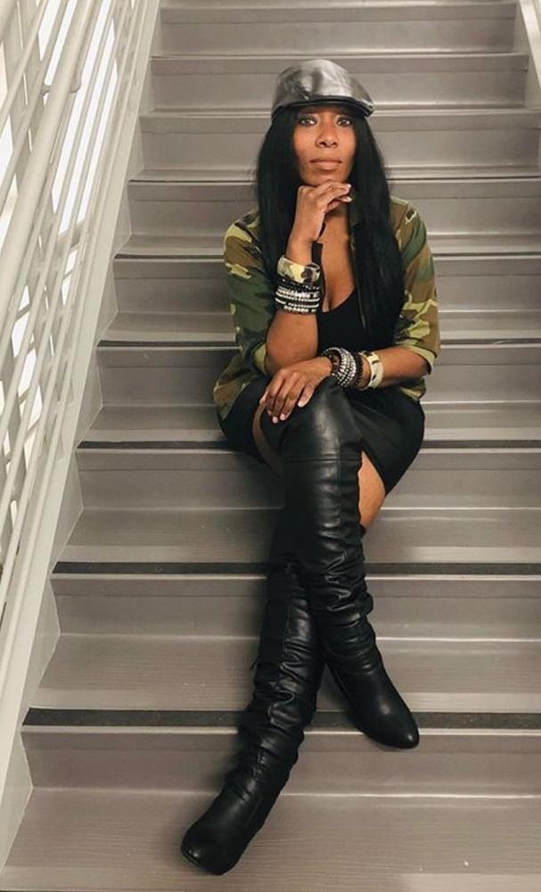 25P Insta Milfs &amp; Gilfs Wearing Boots no.10