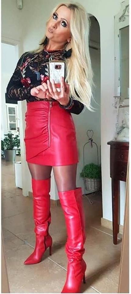 25P Milfs &amp; Gilfs wearing boots no.33