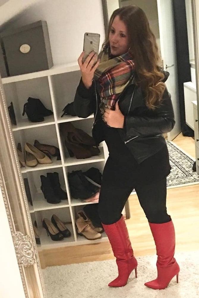 25P Milfs &amp; Gilfs wearing boots no.33