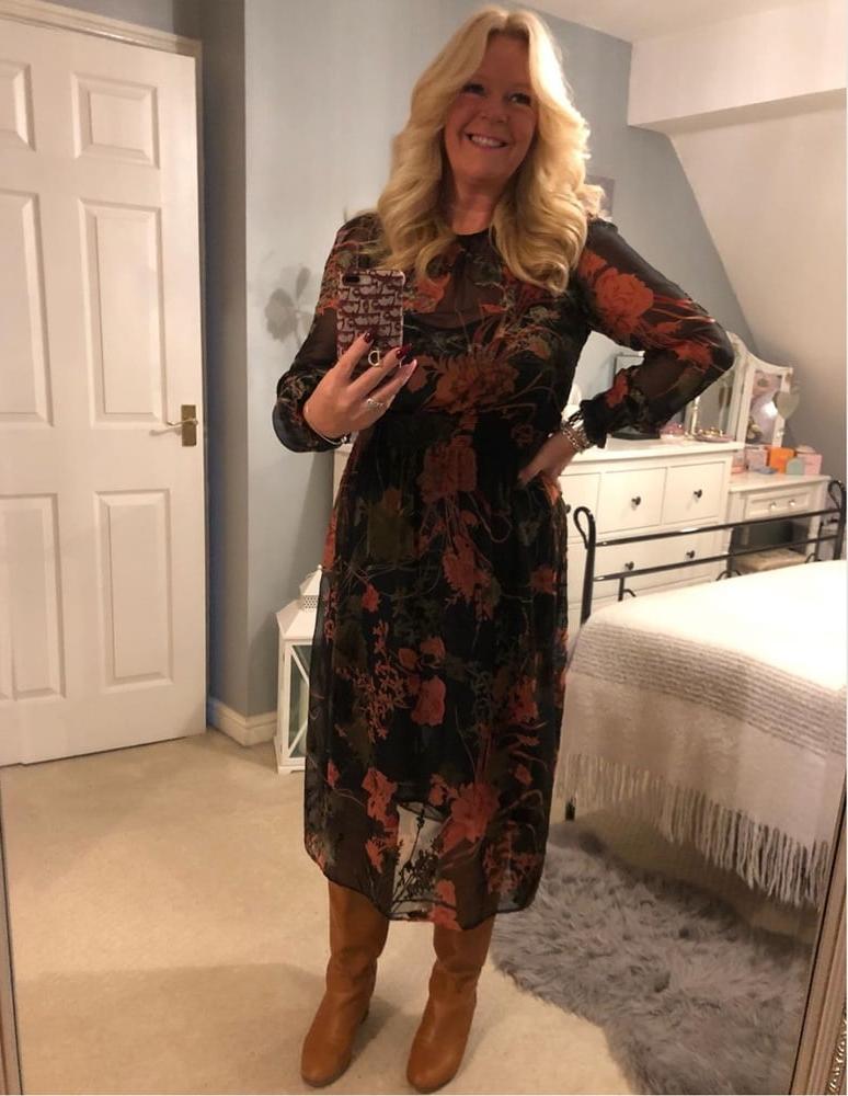 25P Milfs &amp; Gilfs wearing boots no.33