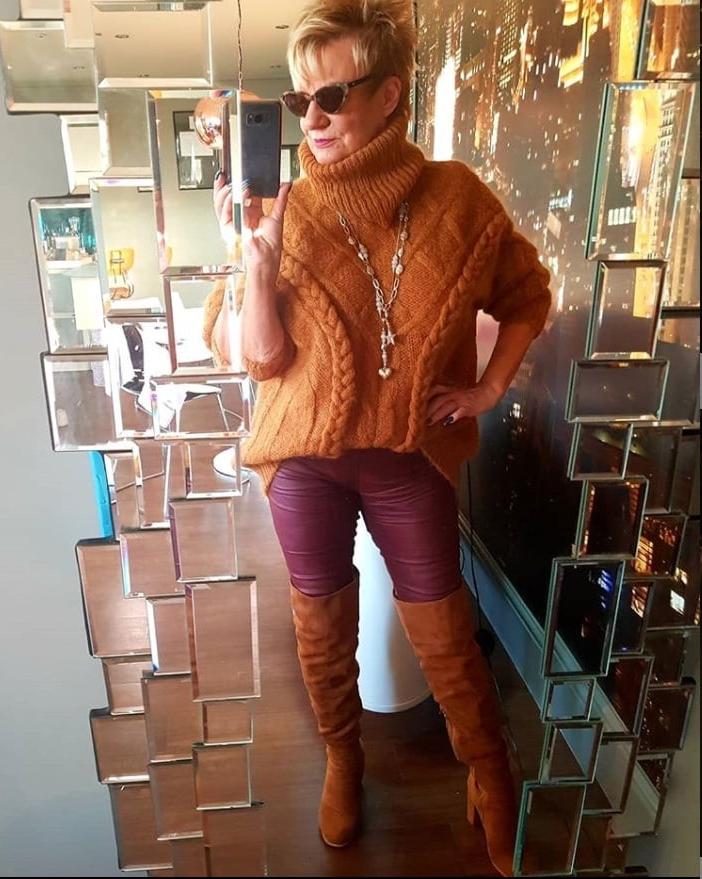 25P Milfs &amp; Gilfs wearing boots no.33