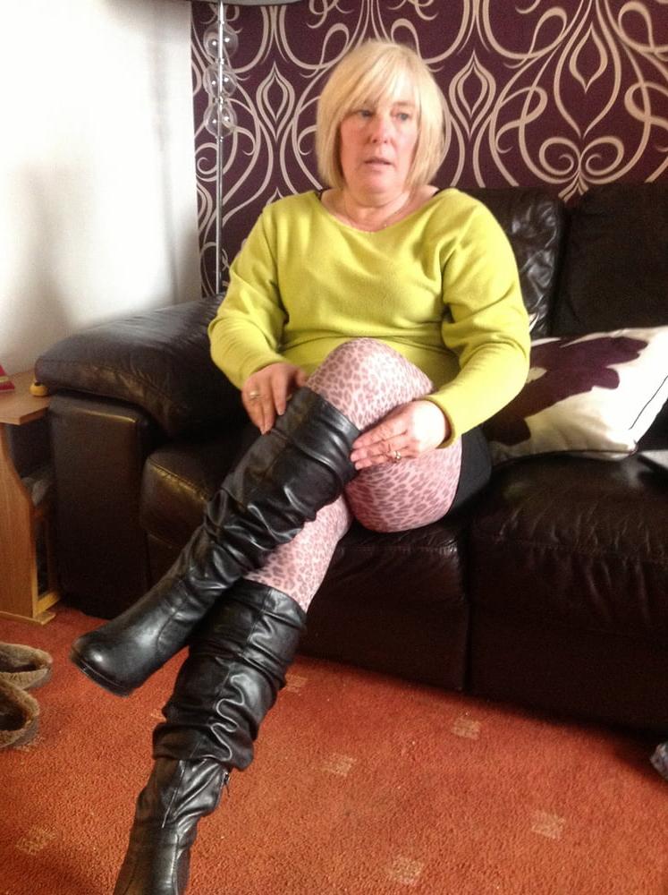 25P Milfs &amp; Gilfs wearing boots no.27