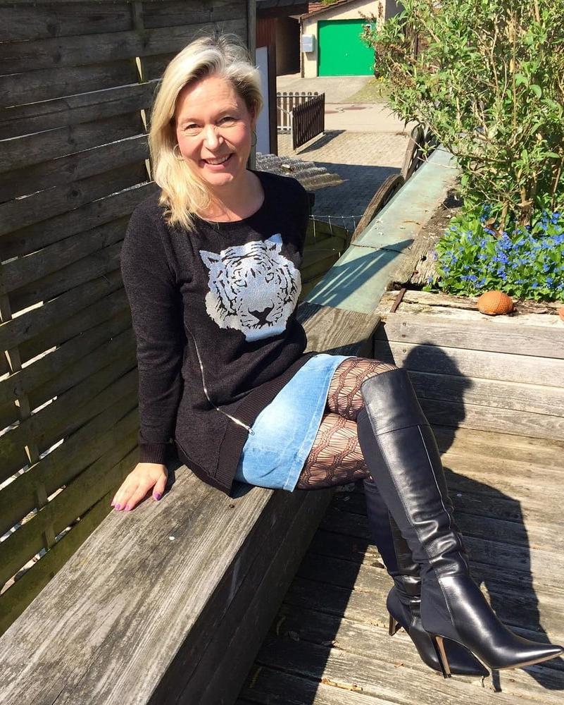 25P Milfs &amp; Gilfs wearing boots no.30