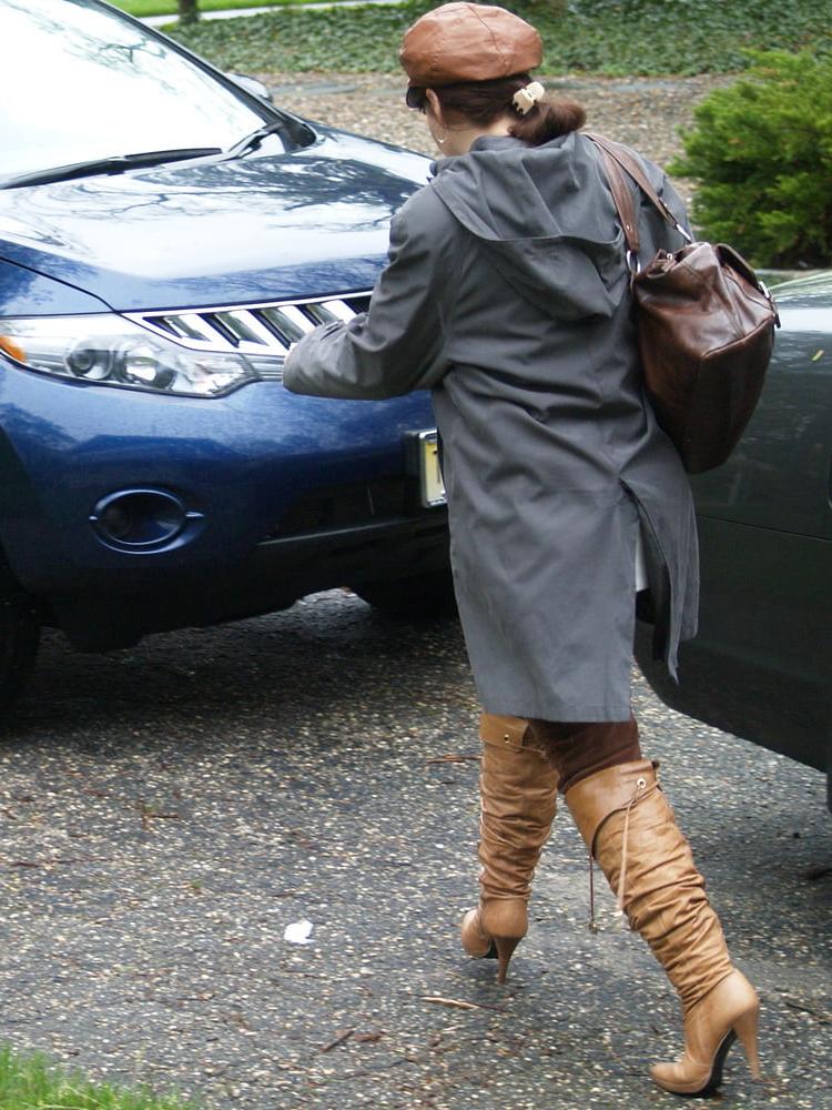 25P Milfs &amp; Gilfs wearing boots no.30
