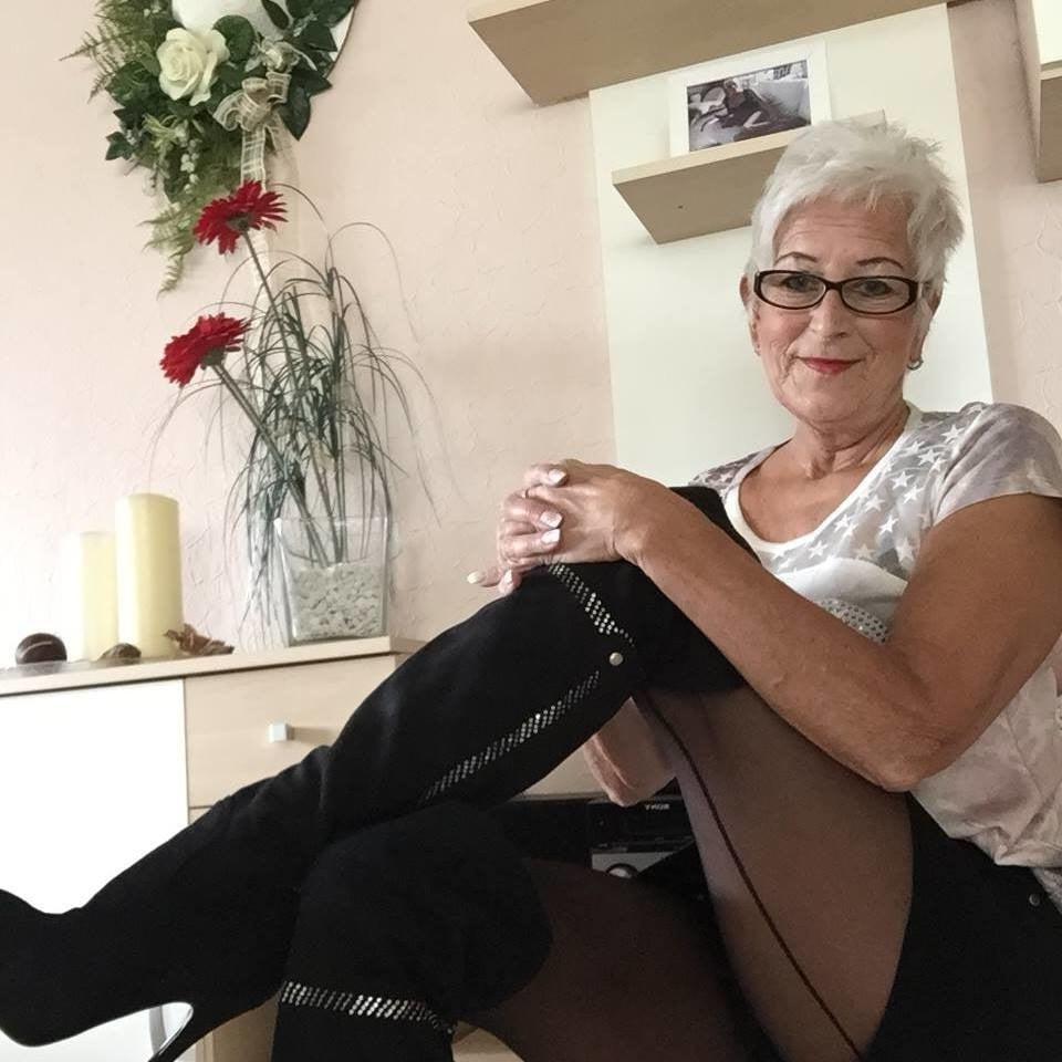 25P Milfs &amp; Gilfs wearing boots no.30