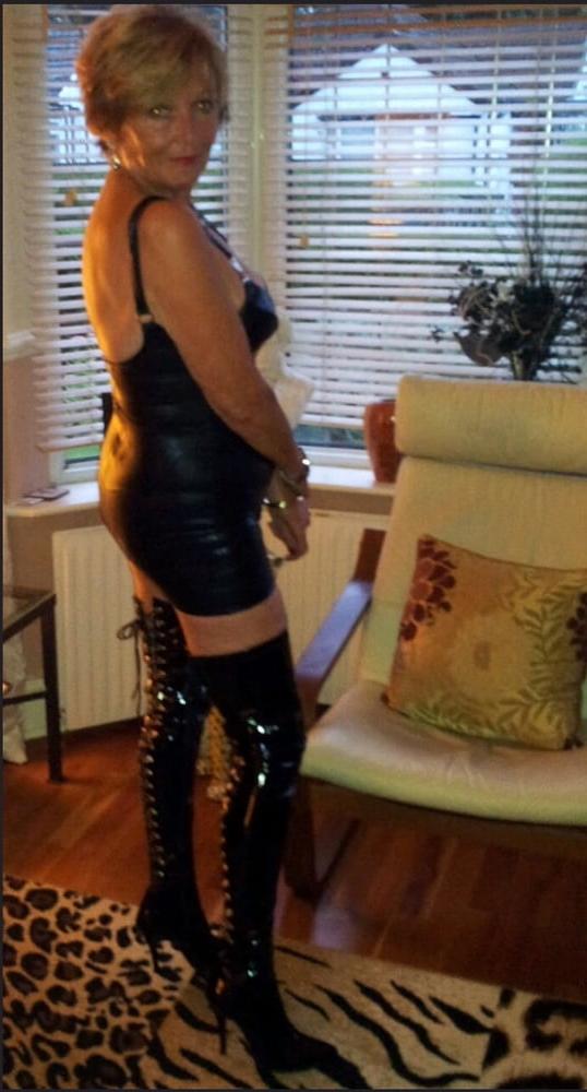 25P Milfs &amp; Gilfs wearing boots no.31