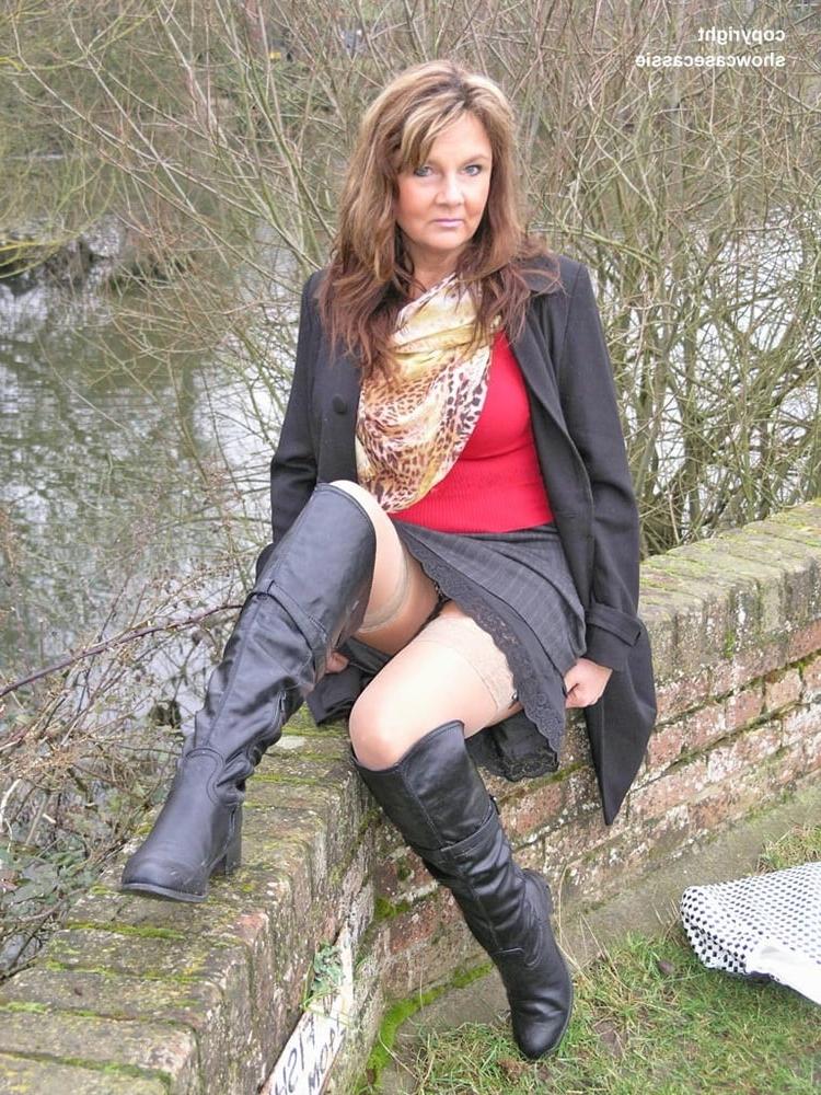 25P Milfs &amp; Gilfs wearing boots no.31