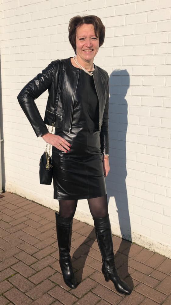 25P Milfs &amp; Gilfs wearing boots no.31