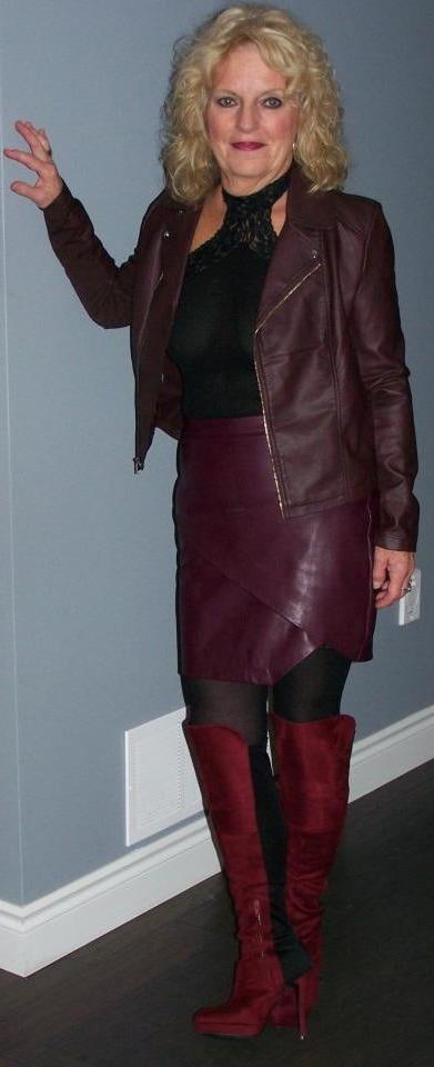 25P Milfs &amp; Gilfs wearing boots no.31