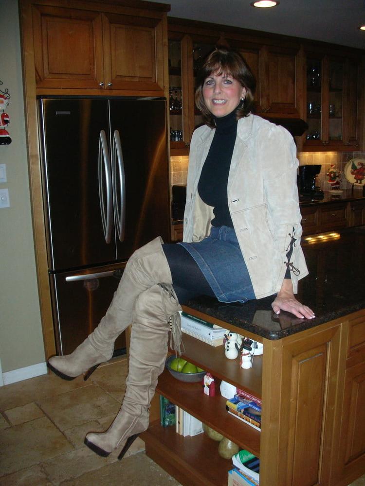 25P Milfs &amp; Gilfs wearing boots no.13
