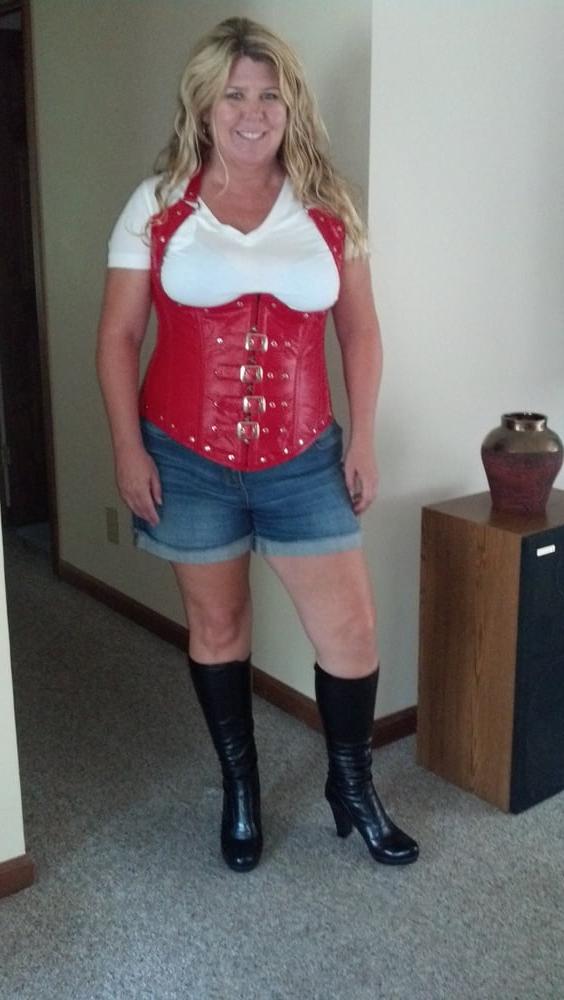 25P Milfs &amp; Gilfs wearing boots no.13