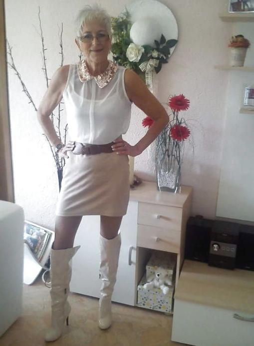 25P Milfs &amp; Gilfs wearing boots no.15
