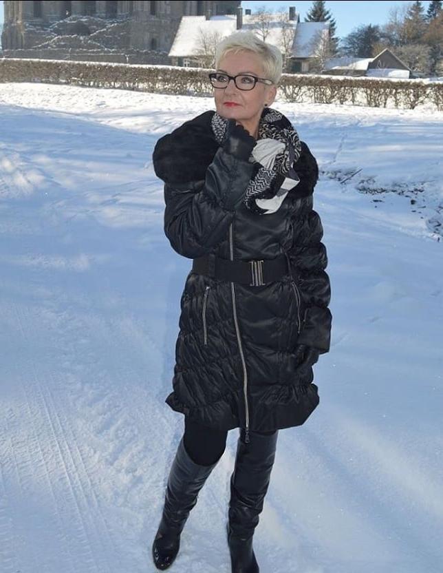 25P Milfs &amp; Gilfs wearing boots no.15