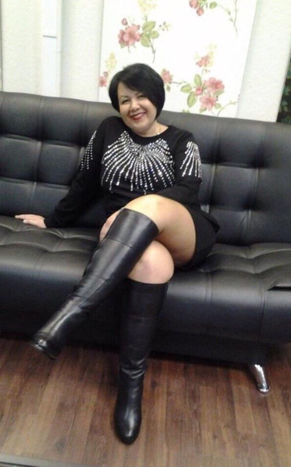 25P Milfs &amp; Gilfs wearing boots no.15