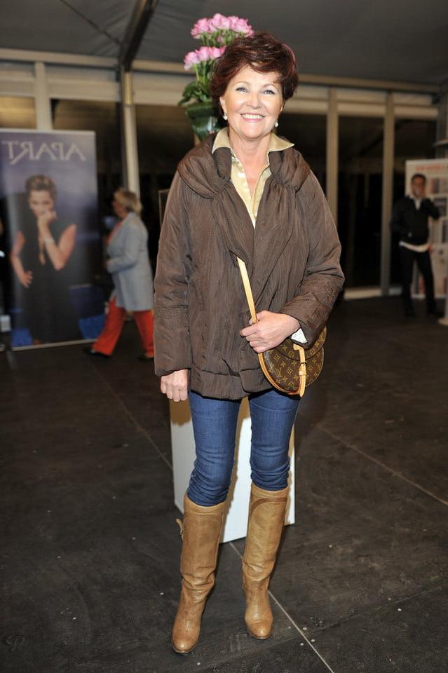 25P Milfs &amp; Gilfs wearing boots no.43