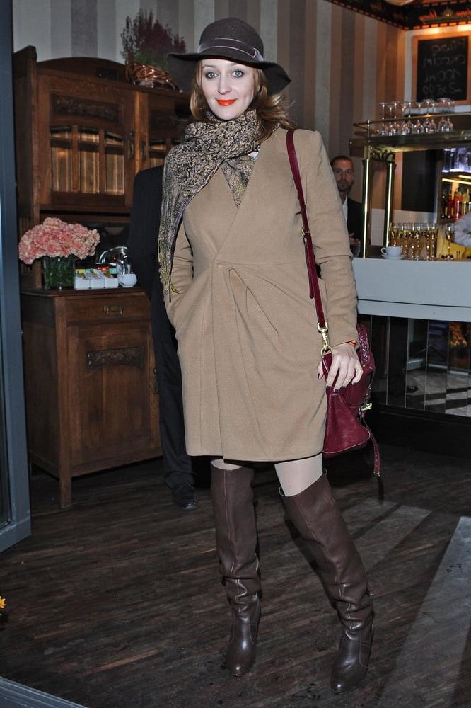 25P Milfs &amp; Gilfs wearing boots no.43