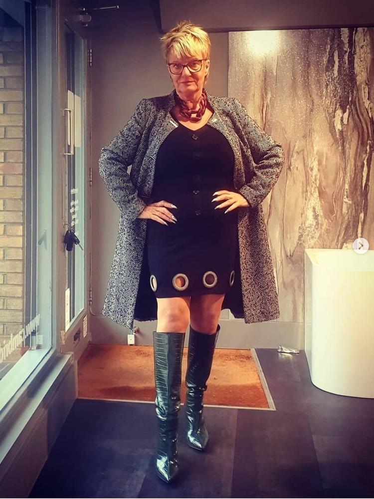 25P Milfs &amp; Gilfs wearing boots no.42