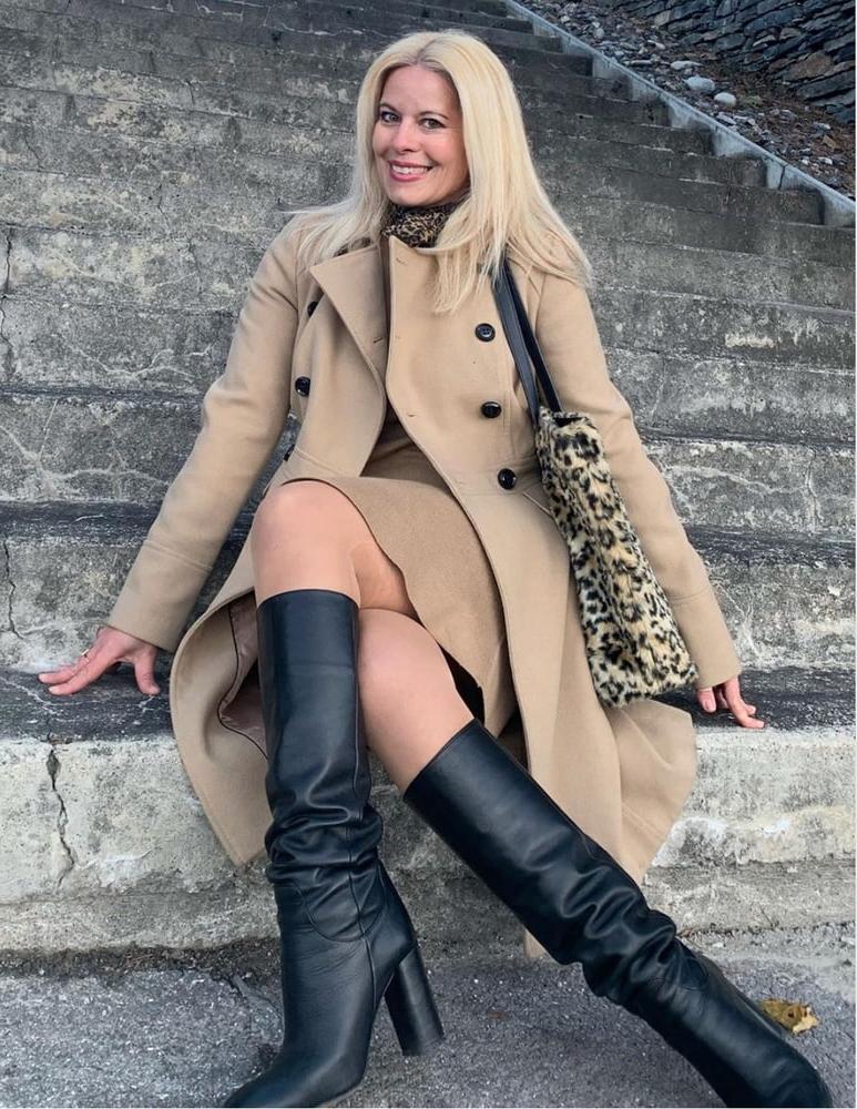 25P Milfs &amp; Gilfs wearing boots no.42