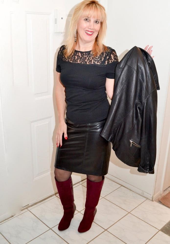 25P Milfs &amp; Gilfs wearing boots no.12