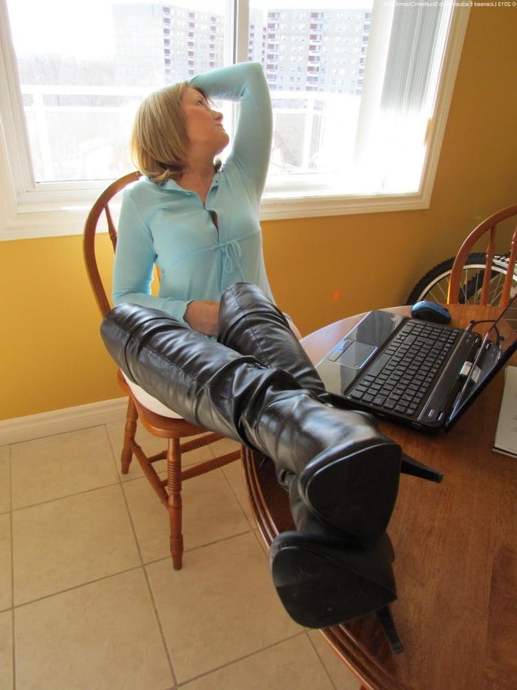 25P Milfs &amp; Gilfs wearing boots no.12