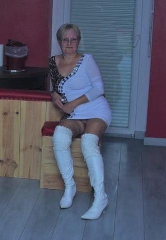 25P Milfs &amp; Gilfs wearing boots no.37