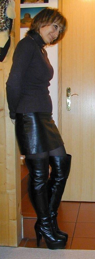 25P Milfs &amp; Gilfs wearing boots no.22