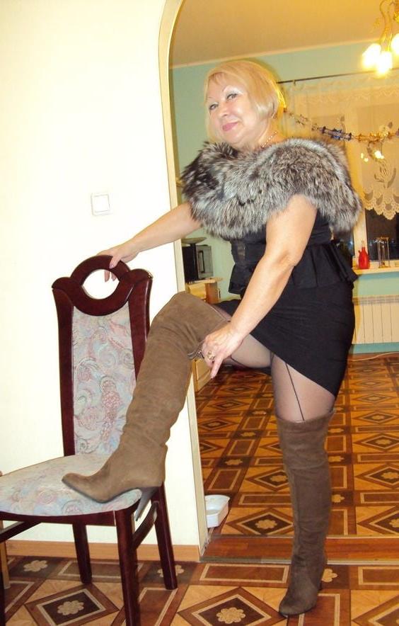 25P Milfs &amp; Gilfs wearing boots no.22