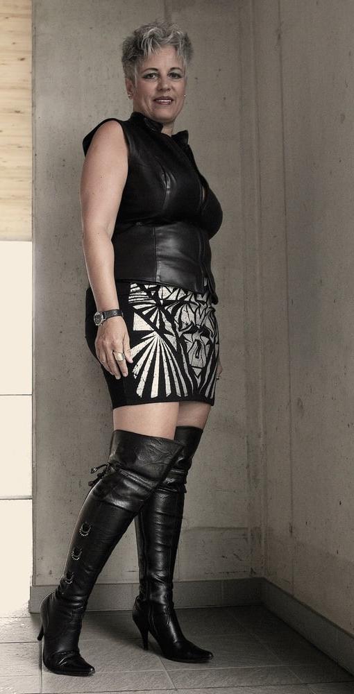 25P Milfs &amp; Gilfs wearing boots no.20