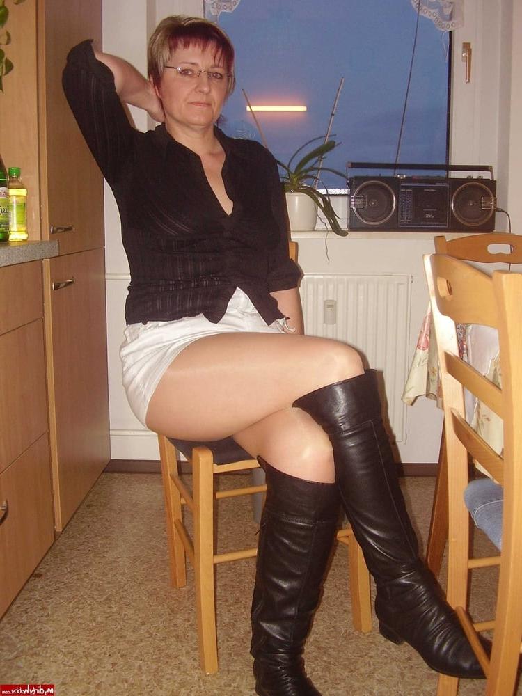 25P Milfs &amp; Gilfs wearing boots no.17