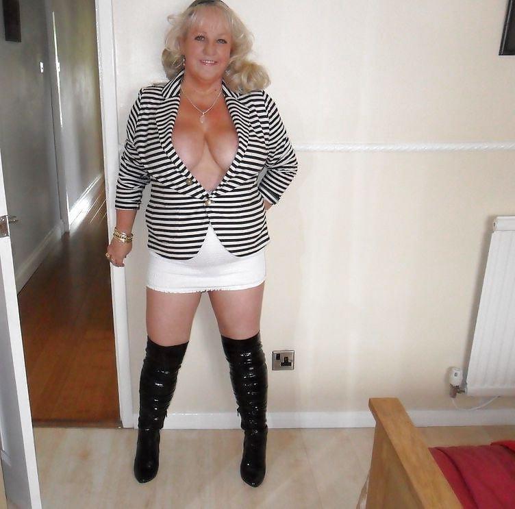 25P Milfs &amp; Gilfs wearing boots no.17
