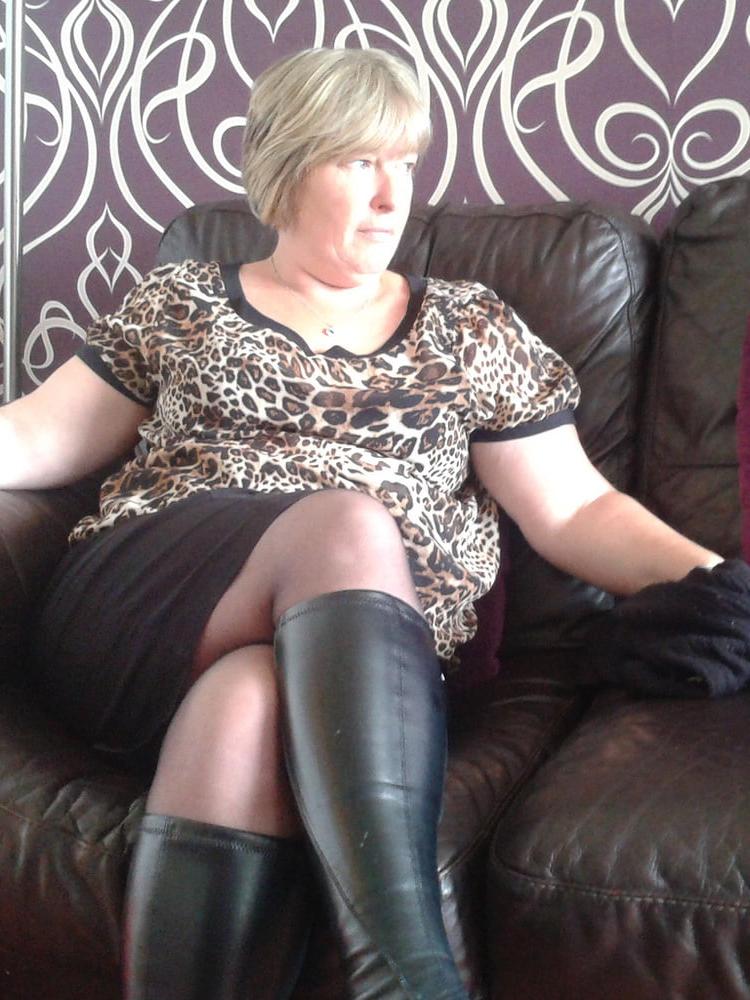 25P Milfs &amp; Gilfs wearing boots no.17