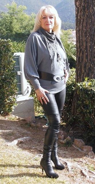 25P Milfs &amp; Gilfs wearing boots no.17