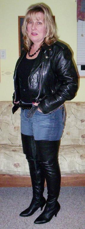 25P Milfs &amp; Gilfs wearing boots no.17