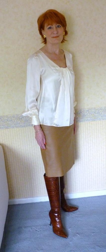 25P Milfs &amp; Gilfs wearing boots no.17