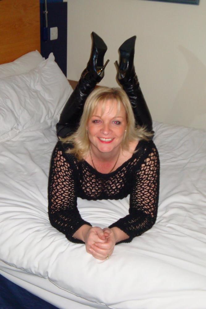 25P Milfs &amp; Gilfs wearing boots no.21