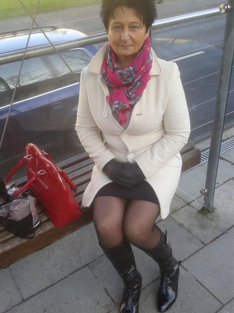 25P Milfs &amp; Gilfs wearing boots no.21