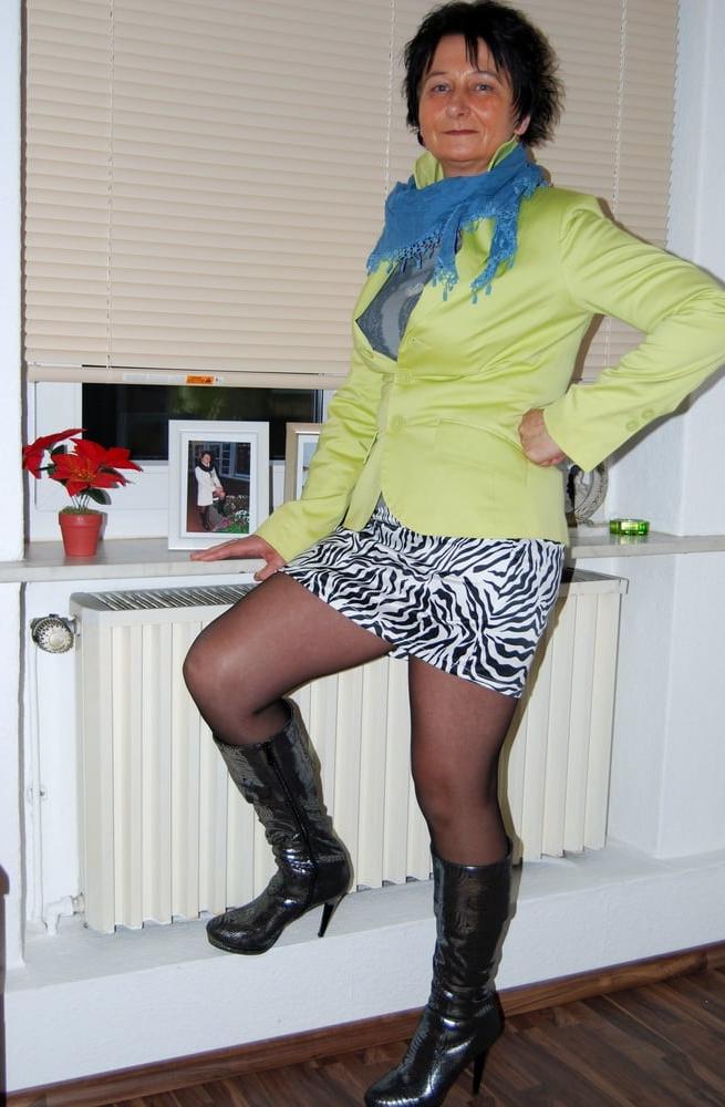 25P Milfs &amp; Gilfs wearing boots no.21