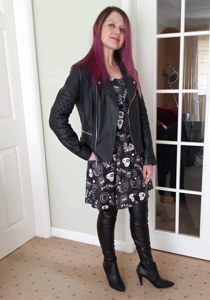 25P Insta Milfs &amp; Gilfs Wearing Boots no.15