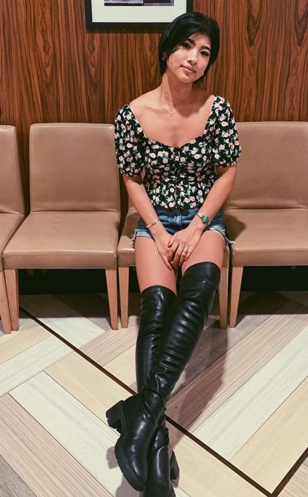 25P Insta Milfs &amp; Gilfs Wearing Boots no.12