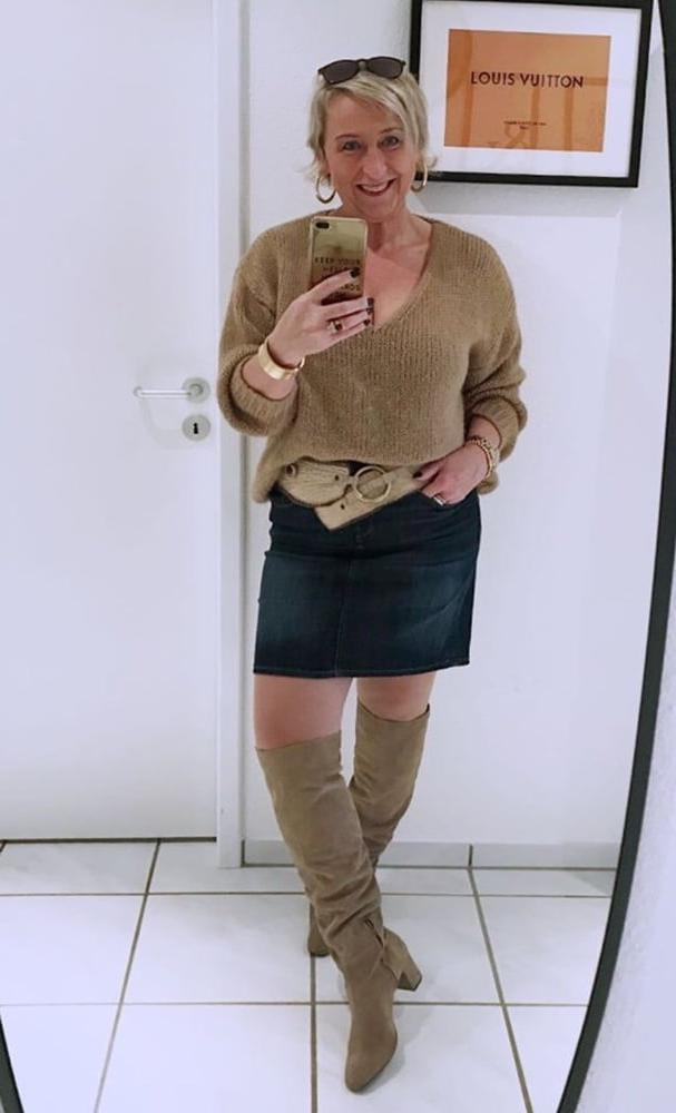 25P Insta Milfs &amp; Gilfs wearing boots 9